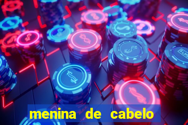 menina de cabelo cacheado fake no espelho