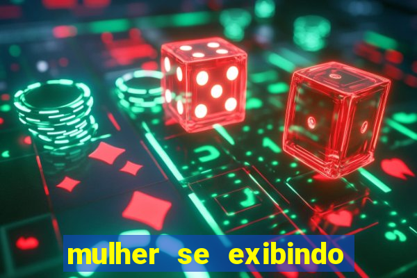 mulher se exibindo ao vivo