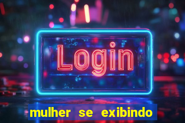 mulher se exibindo ao vivo