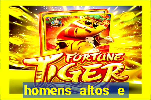 homens altos e sarados pelados
