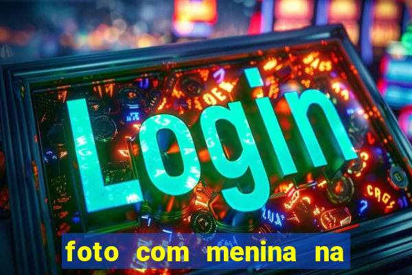 foto com menina na cama fake