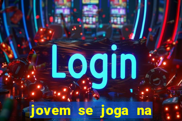 jovem se joga na linha do trem 2024
